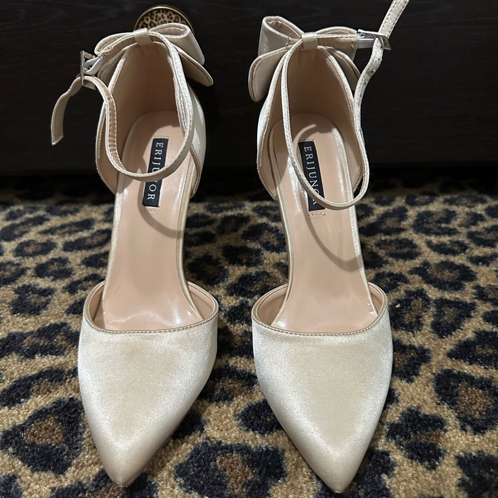 Champagne heels 👠
